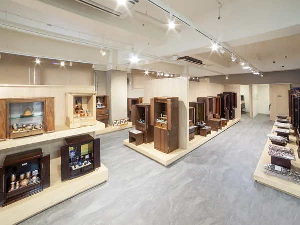 仏壇を展示する売場