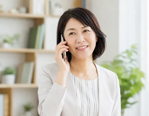互助会の解約手続きを進める様子
